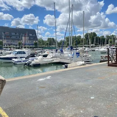 Avec Loggia, Classé 2 étoiles, Situé Sur Le Port Courseulles-sur-Mer