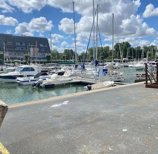 Avec Loggia, Classe 2 Etoiles, Situe Sur Le Port Courseulles-sur-Mer