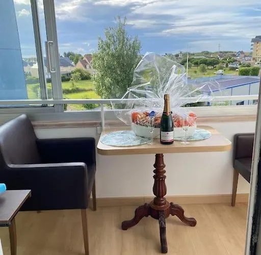 Avec Loggia, Classe 2 Etoiles, Situe Sur Le Port